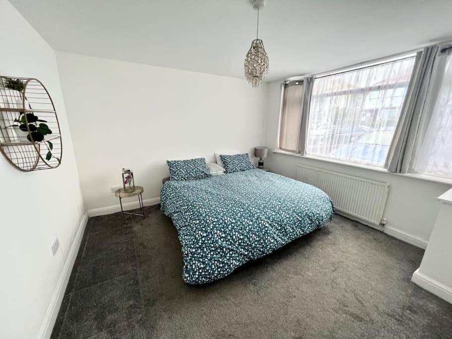 Modern 2 Bed Close To Mall With Parking & Garden Londres Exterior foto