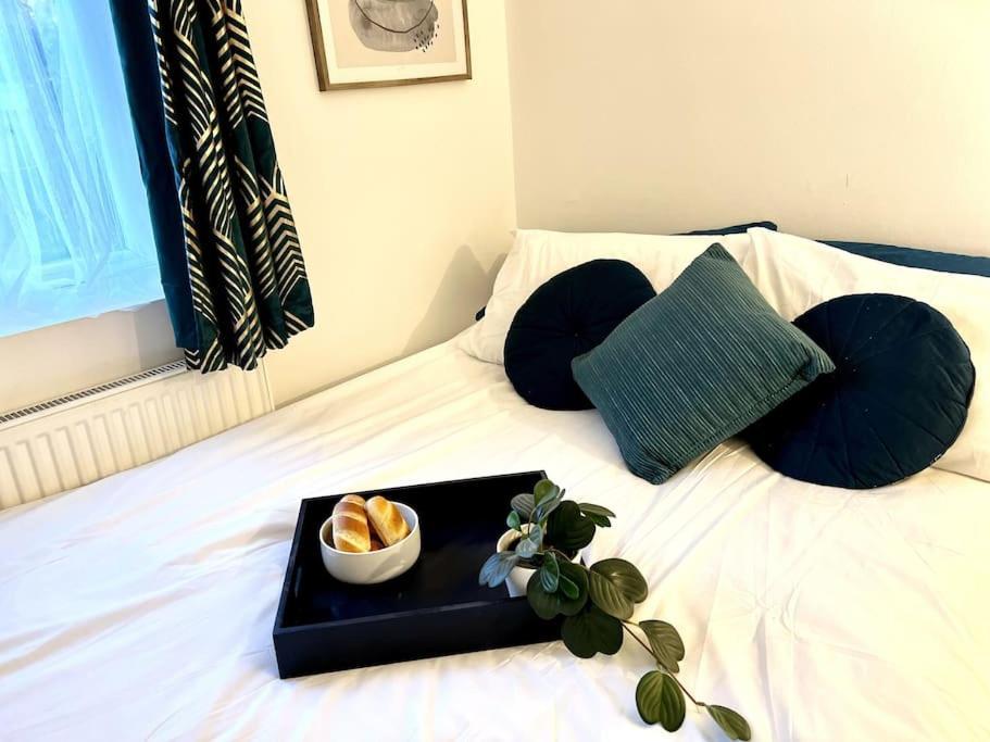 Modern 2 Bed Close To Mall With Parking & Garden Londres Exterior foto