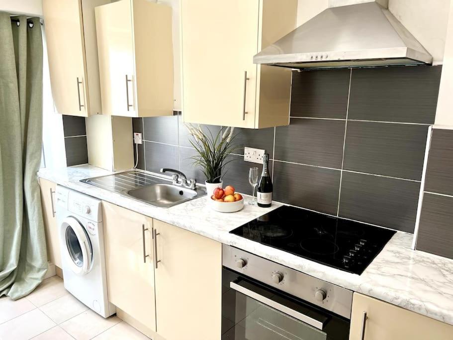 Modern 2 Bed Close To Mall With Parking & Garden Londres Exterior foto