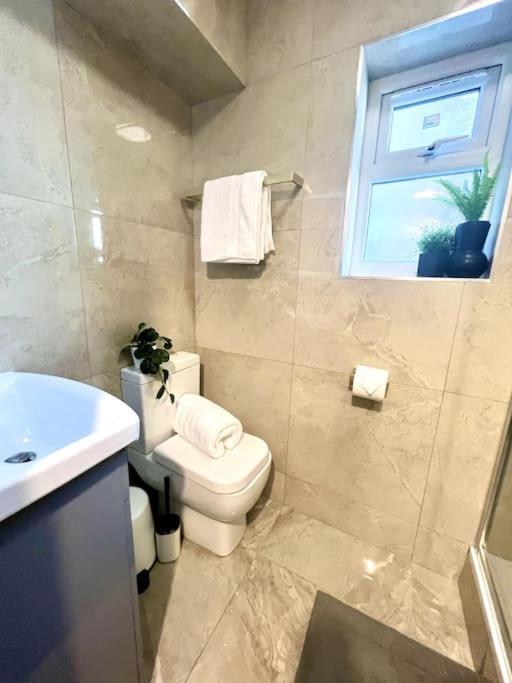 Modern 2 Bed Close To Mall With Parking & Garden Londres Exterior foto