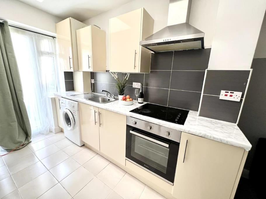 Modern 2 Bed Close To Mall With Parking & Garden Londres Exterior foto