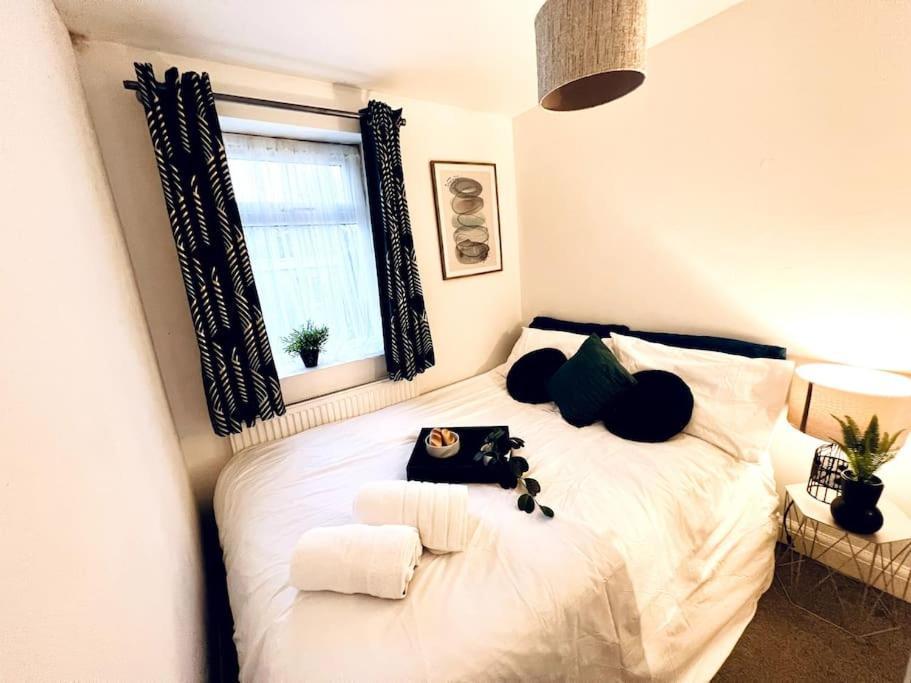 Modern 2 Bed Close To Mall With Parking & Garden Londres Exterior foto